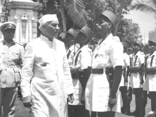 1954: அதிகார மாற்றம்